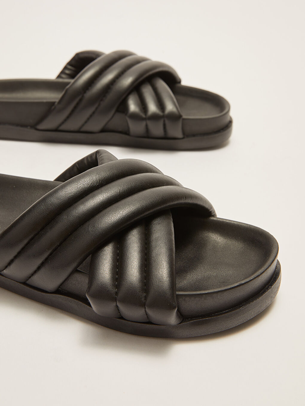 Siyah Çapraz Bantlı Kadın Terlik-2