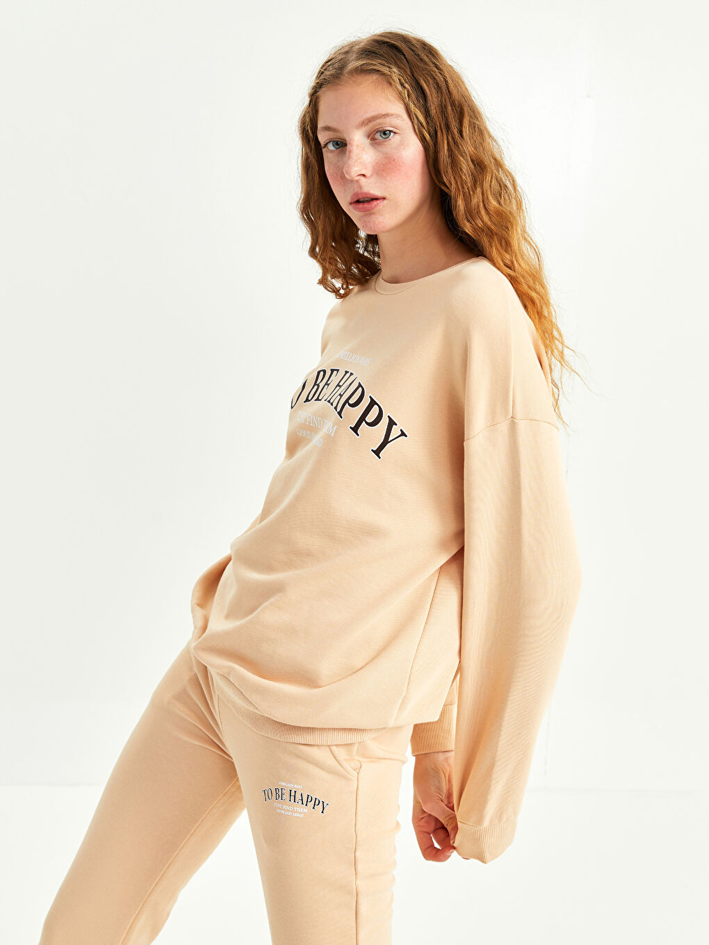 Bej Bisiklet Yaka Yazı Baskılı Uzun Kollu Kadın Sweatshirt