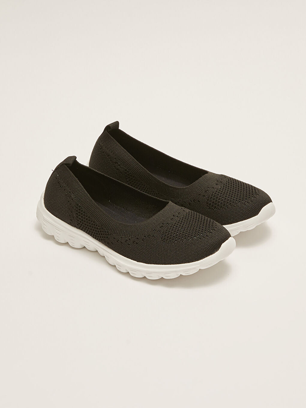 Siyah Kalın Tabanlı File Detaylı Kadın Spor Ayakkabı