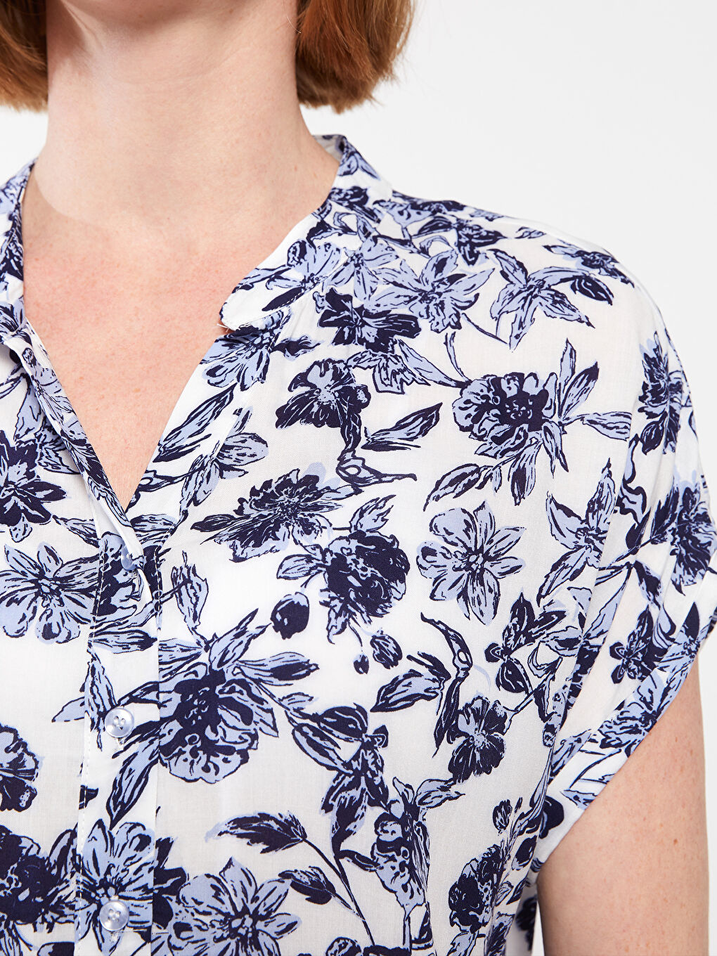 Chemise à Col Rond Floral Manches Courtes en Tissu Froissé pour Femmes-3