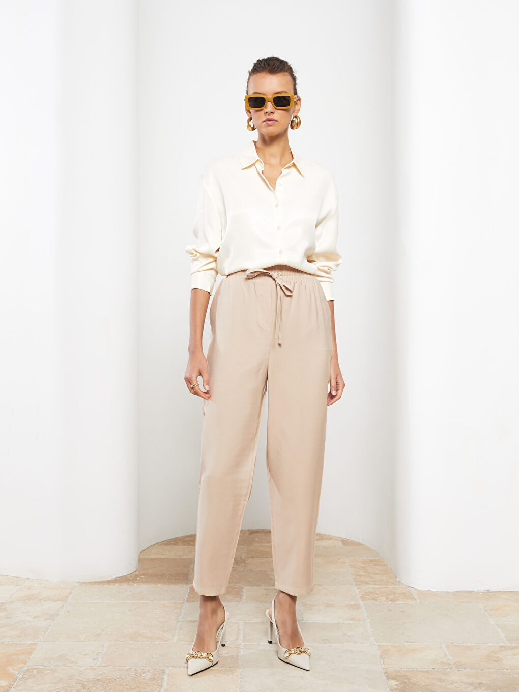 Bej Beli Lastikli Düz Rahat Kalıp Cep Detaylı Kadın Pantolon-1