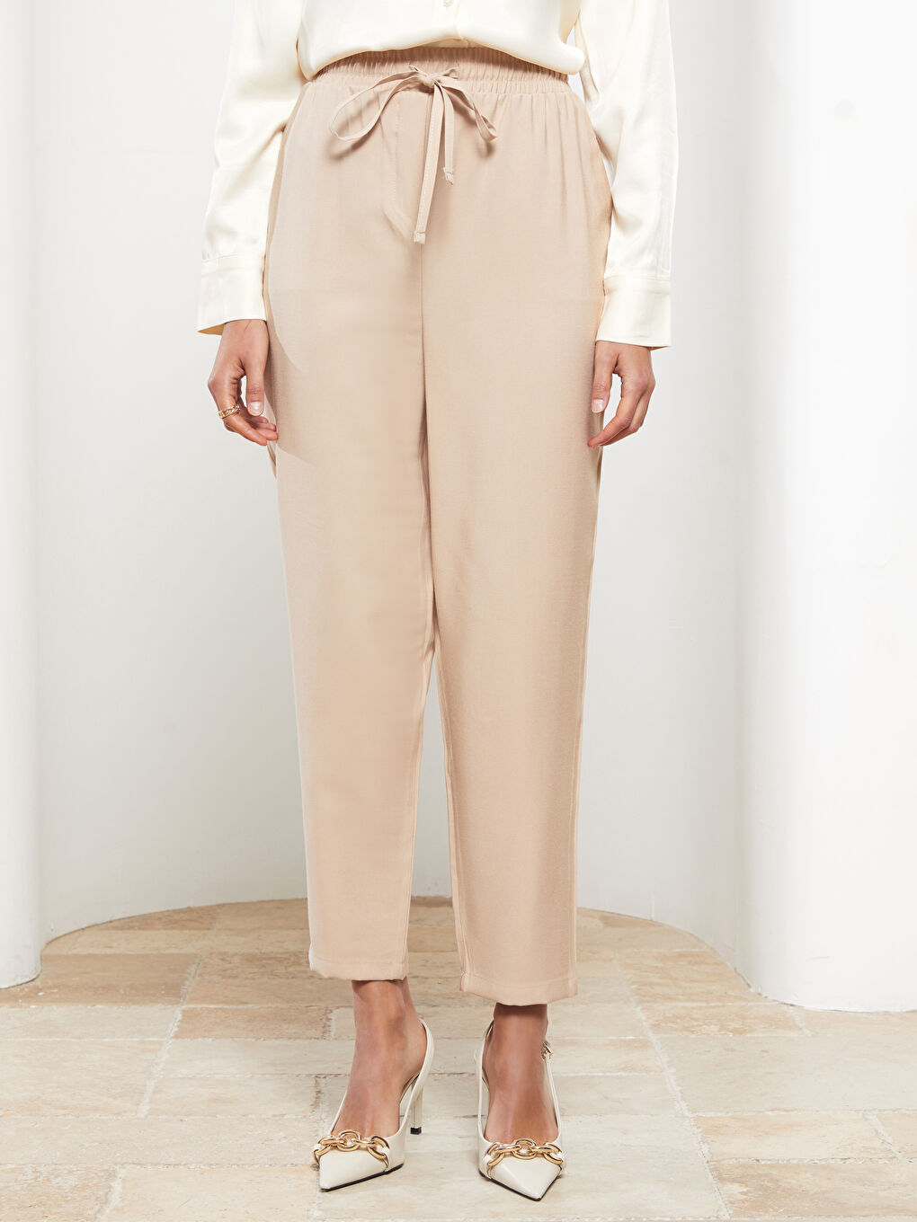 Bej Beli Lastikli Düz Rahat Kalıp Cep Detaylı Kadın Pantolon-2