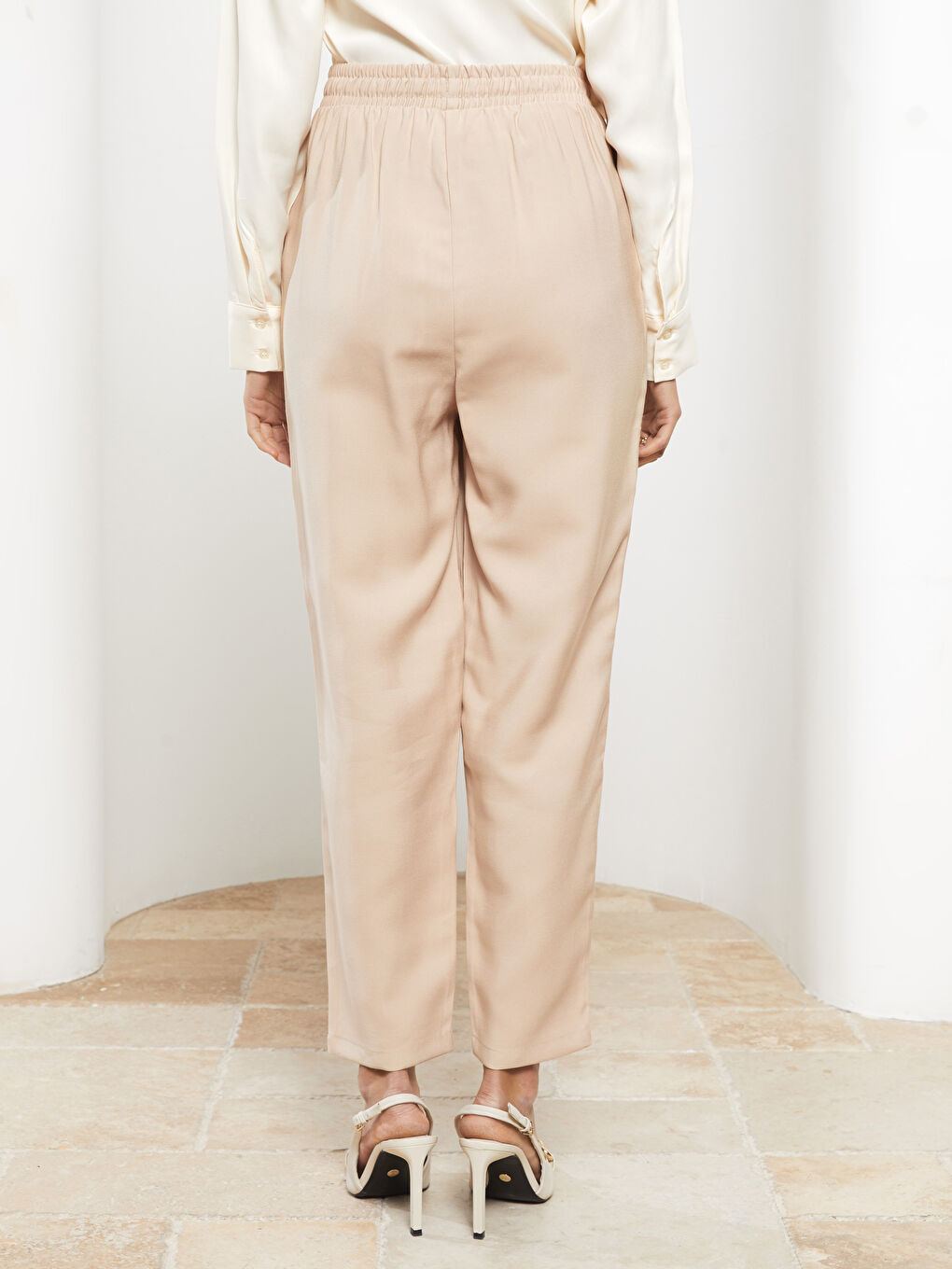 Bej Beli Lastikli Düz Rahat Kalıp Cep Detaylı Kadın Pantolon-4