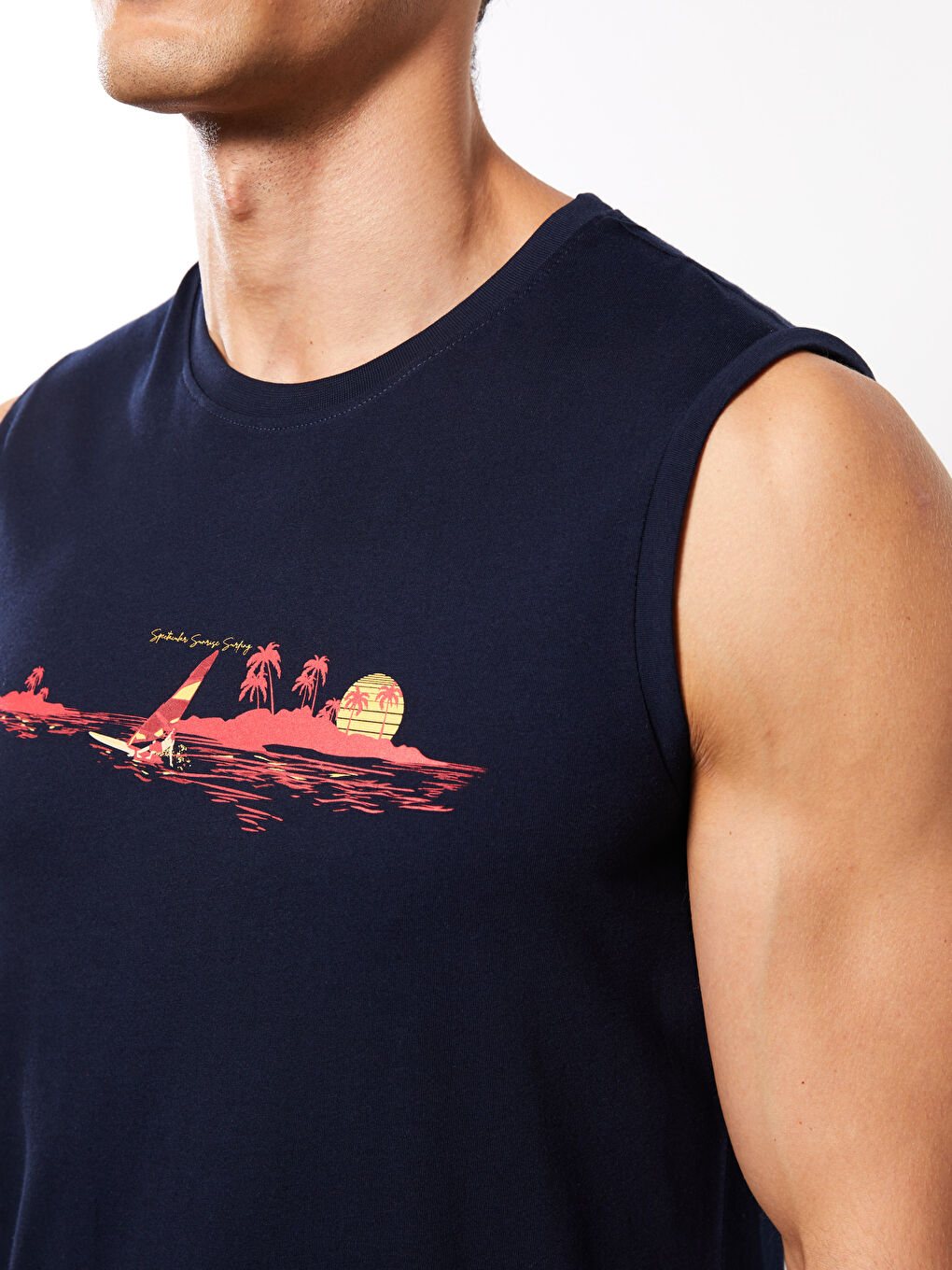 تيشيرت بدون أكمام مطبوع بياقة دائرية للرجال-3