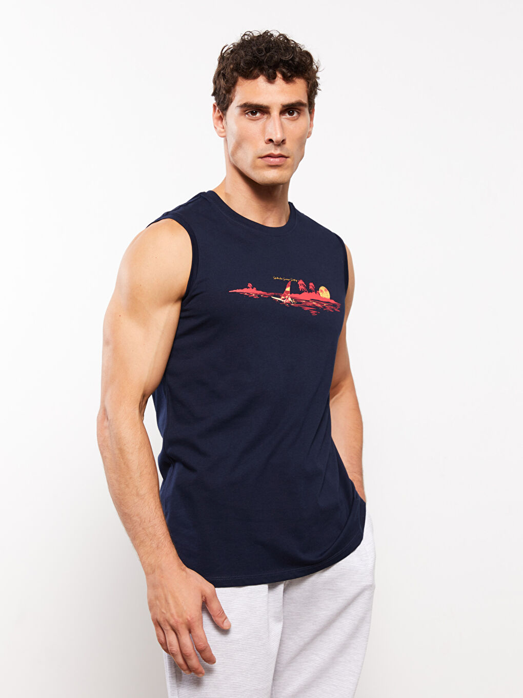 تيشيرت بدون أكمام مطبوع بياقة دائرية للرجال