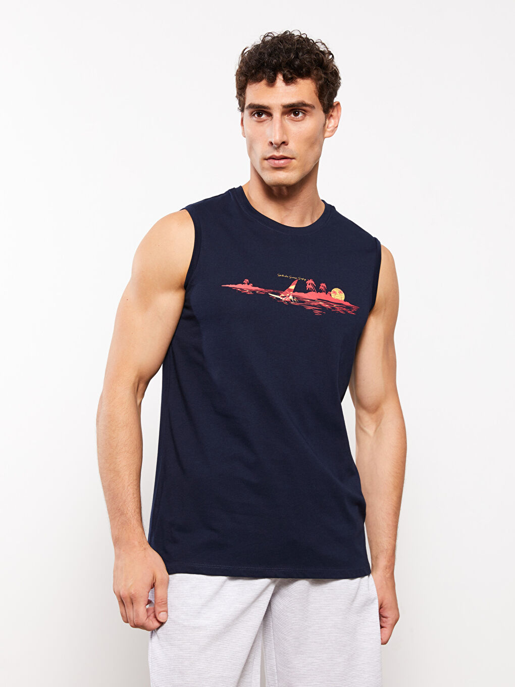 تيشيرت بدون أكمام مطبوع بياقة دائرية للرجال-1