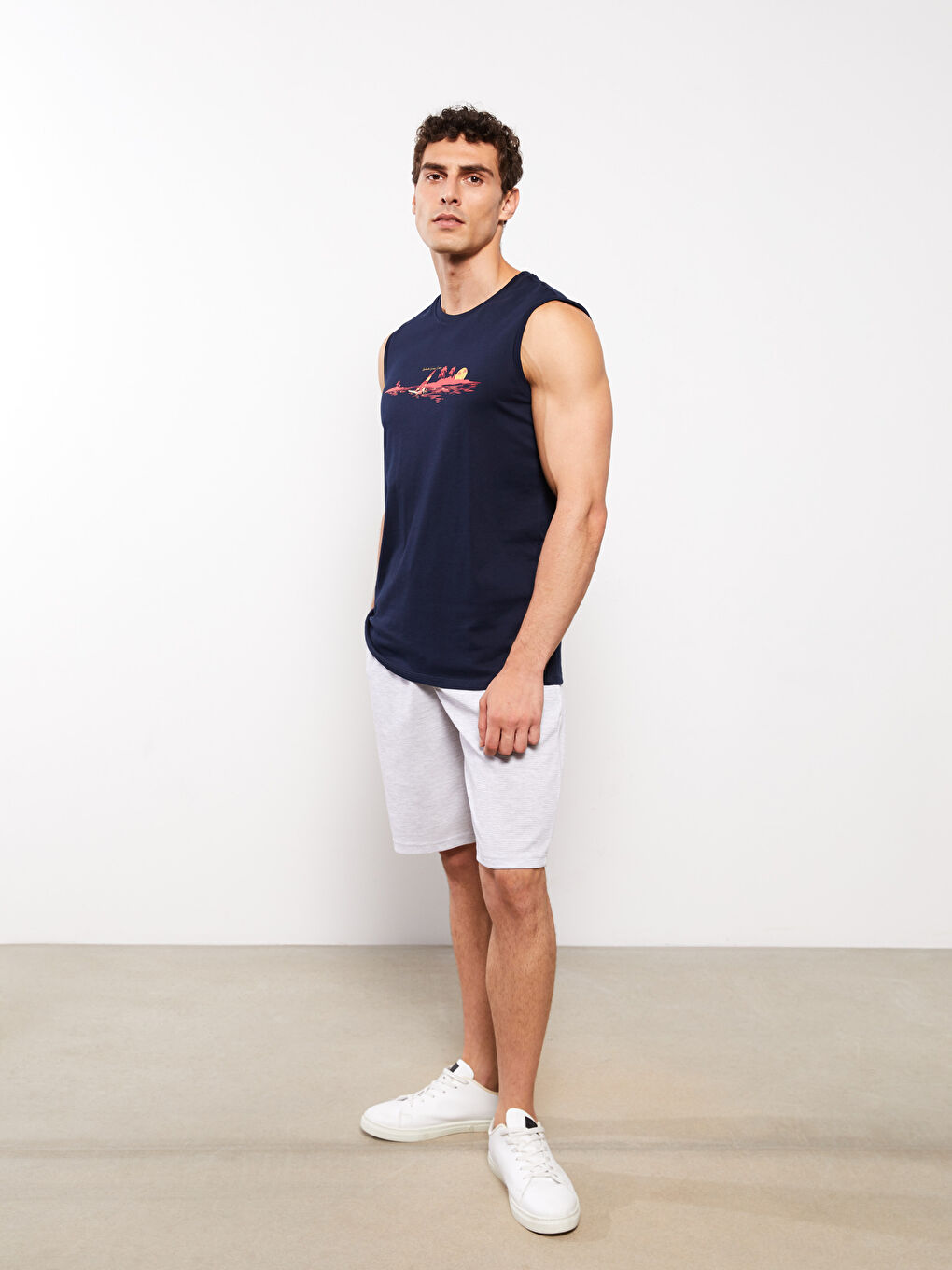 تيشيرت بدون أكمام مطبوع بياقة دائرية للرجال-2