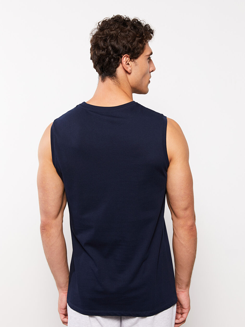 تيشيرت بدون أكمام مطبوع بياقة دائرية للرجال-4