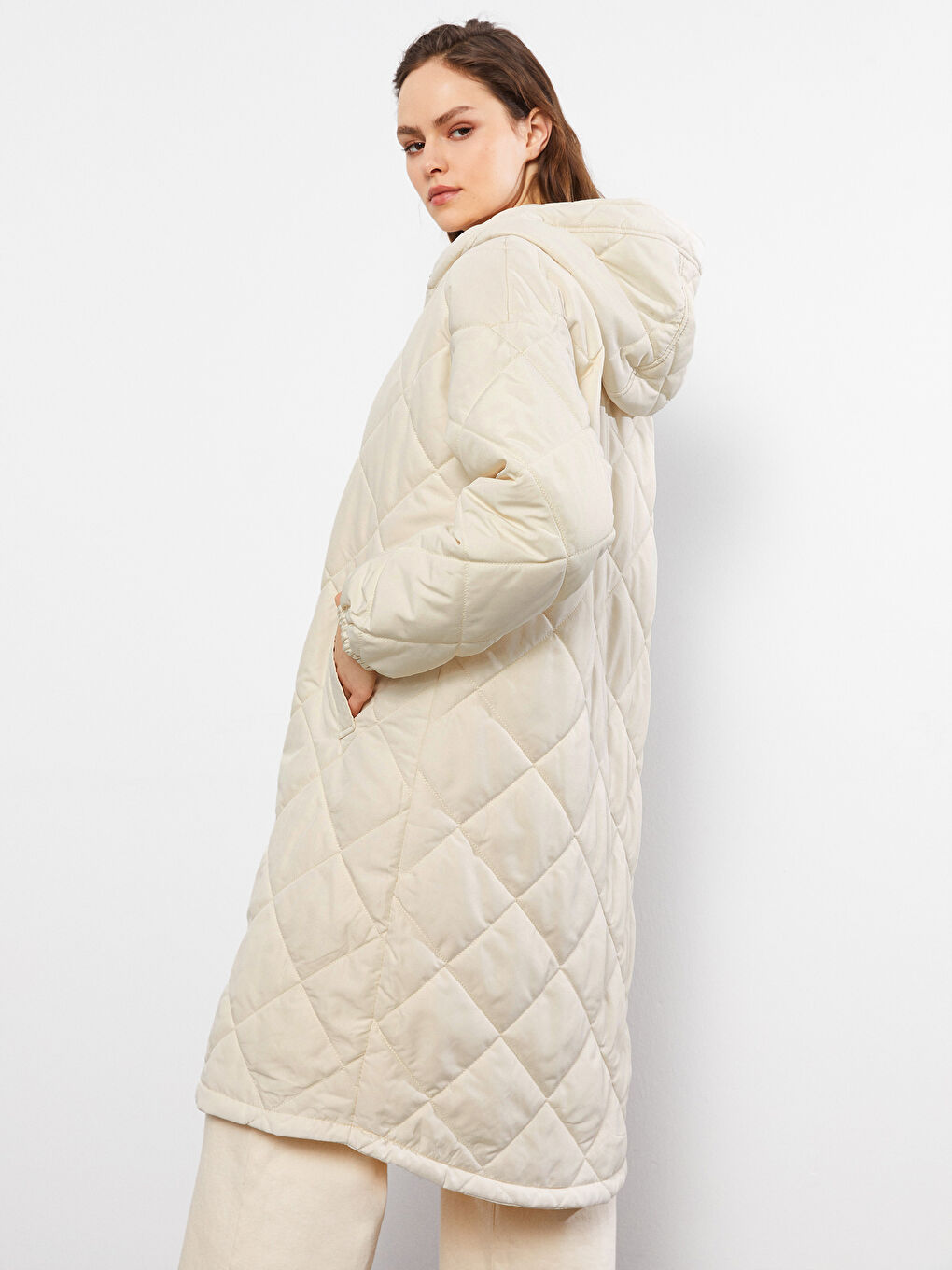 Bej Kapüşonlu Kapitone Desenli Uzun Kollu Kadın Şişme Mont