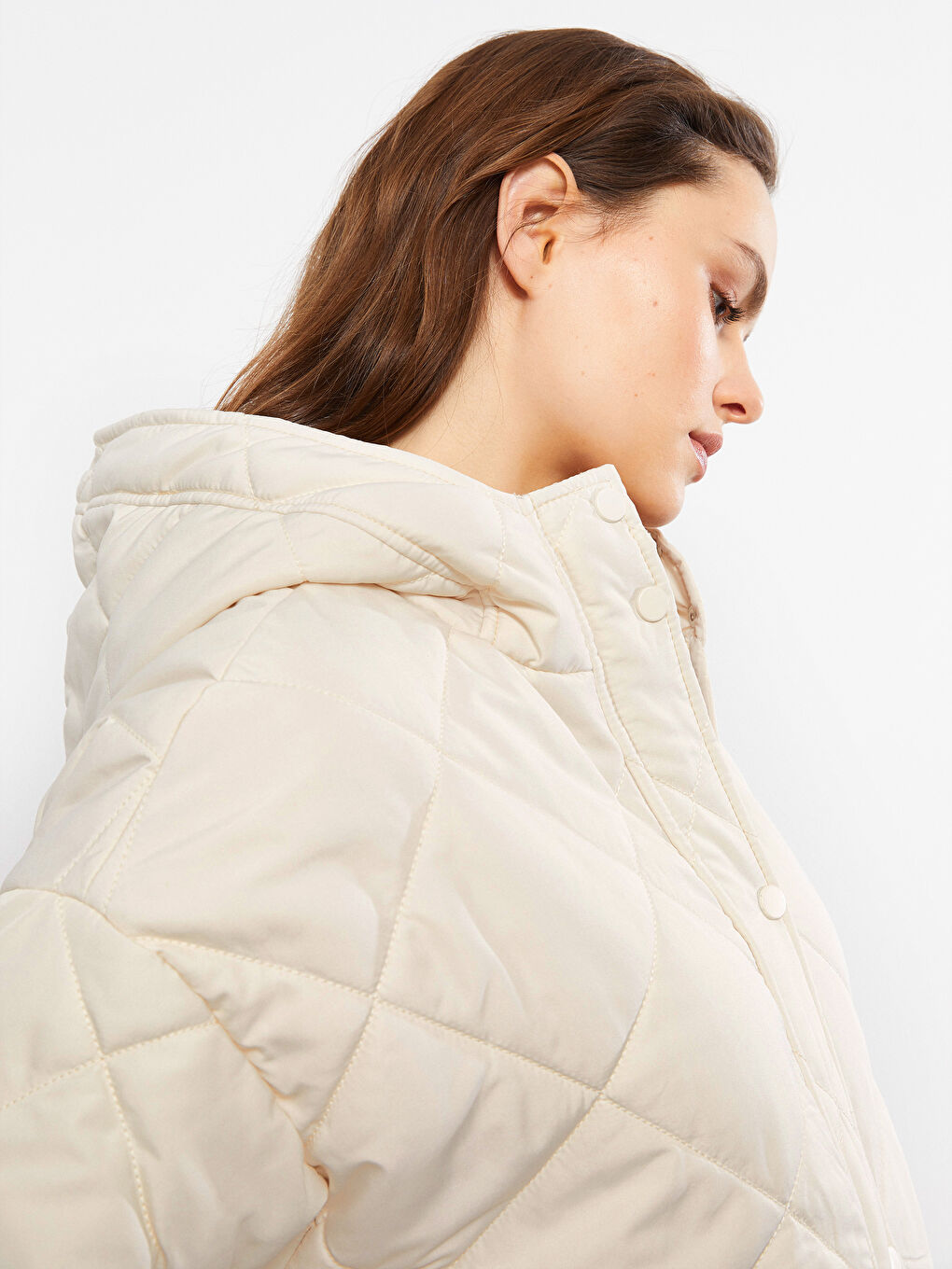 Bej Kapüşonlu Kapitone Desenli Uzun Kollu Kadın Şişme Mont-3