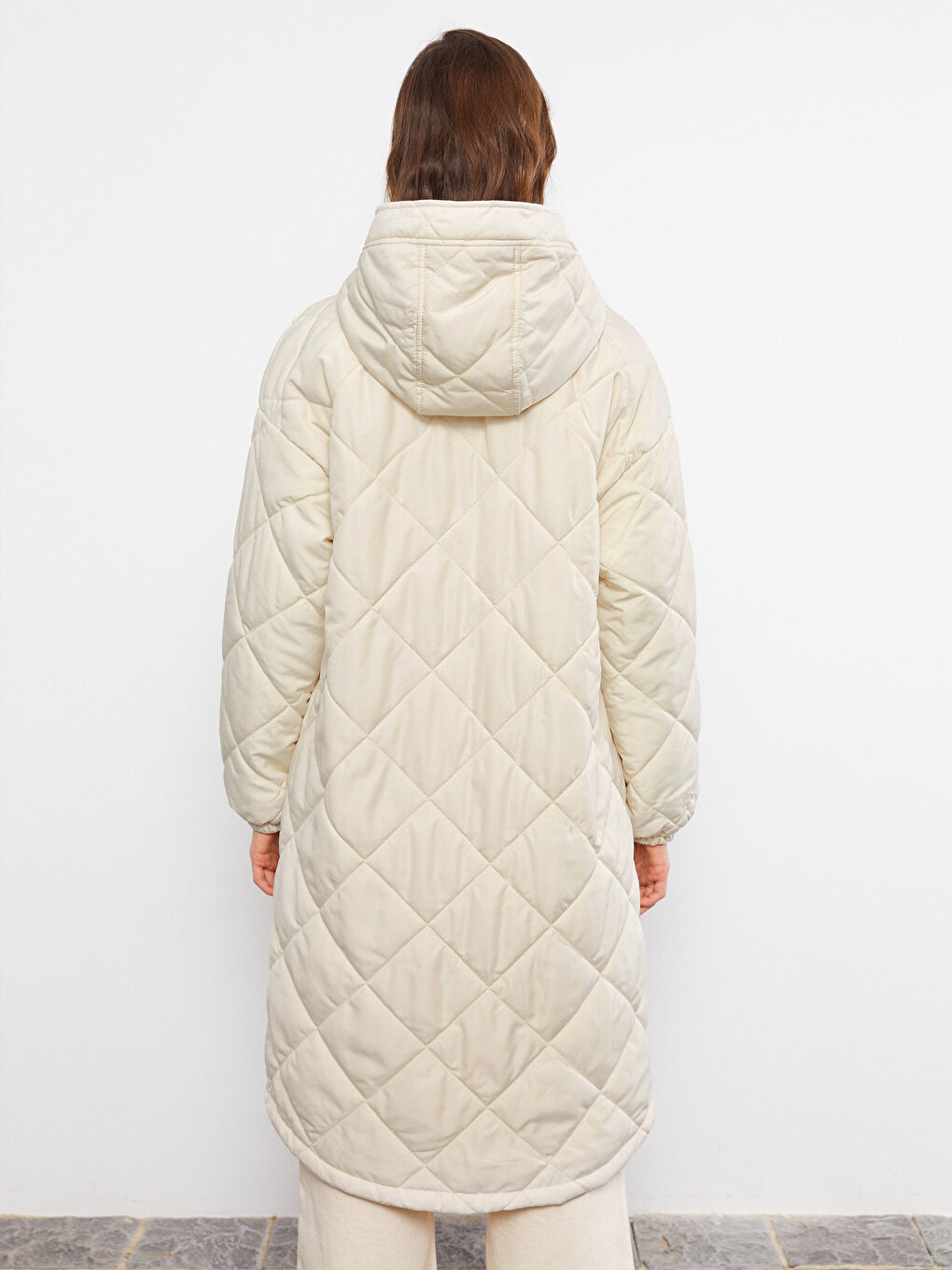 Bej Kapüşonlu Kapitone Desenli Uzun Kollu Kadın Şişme Mont-6