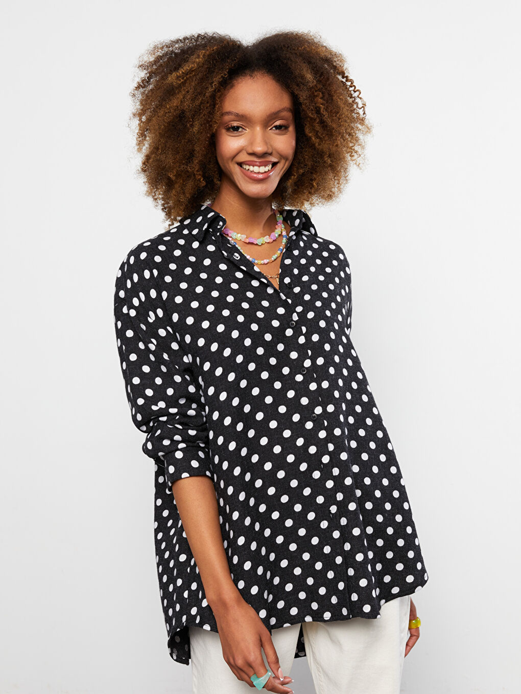 قميص نسائي بأكمام طويلة بنقشة البولكا دوت وإغلاق بأزرار أمامية-1