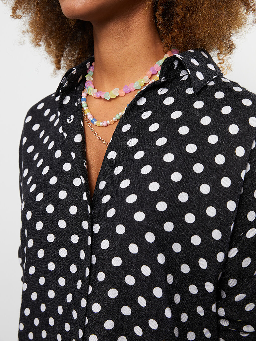 قميص نسائي بأكمام طويلة بنقشة البولكا دوت وإغلاق بأزرار أمامية-3