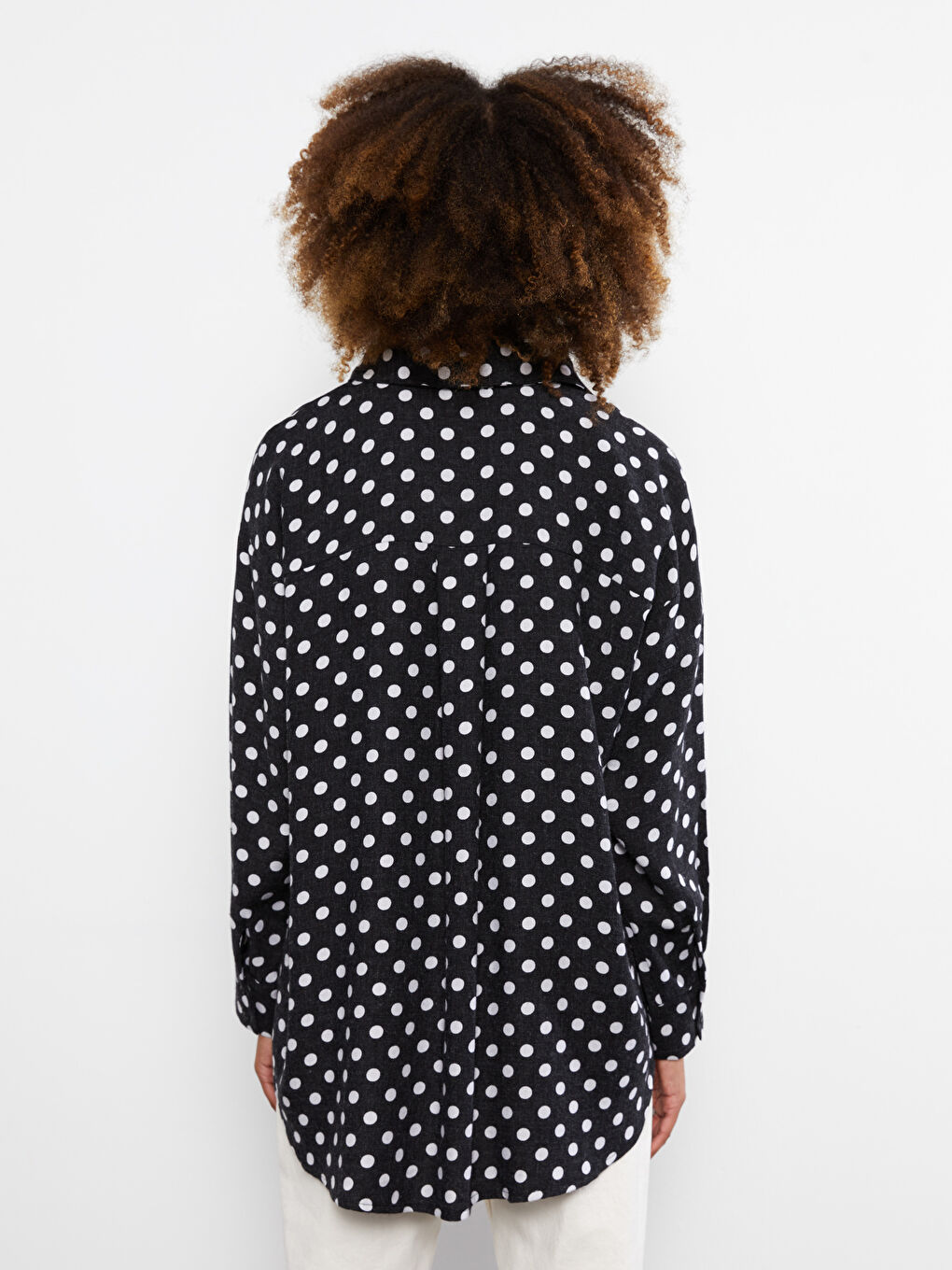 قميص نسائي بأكمام طويلة بنقشة البولكا دوت وإغلاق بأزرار أمامية-4