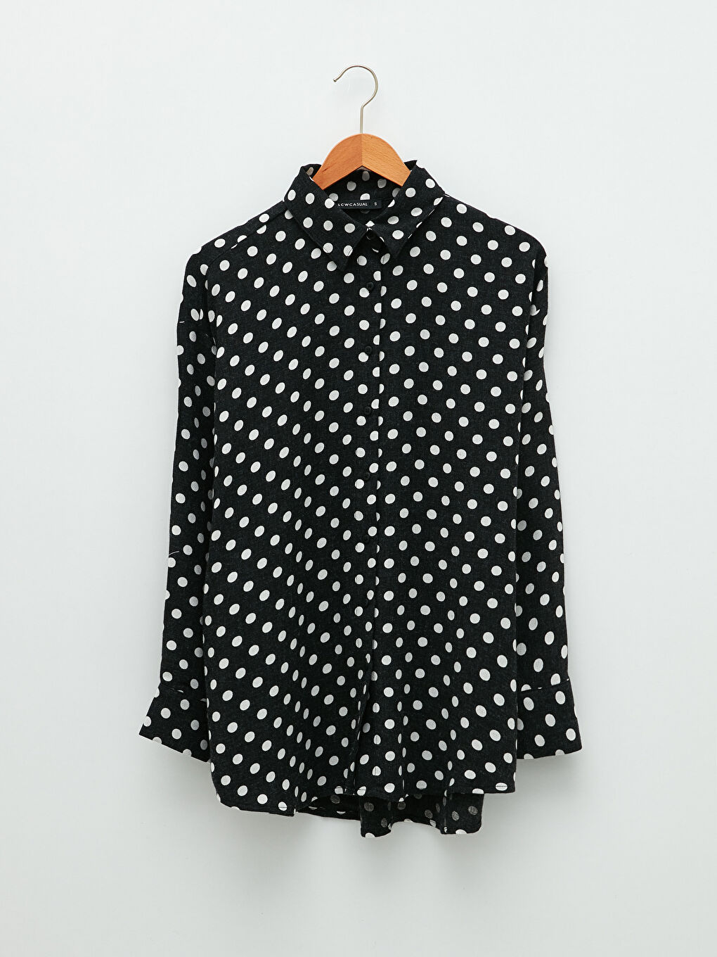 قميص نسائي بأكمام طويلة بنقشة البولكا دوت وإغلاق بأزرار أمامية-5