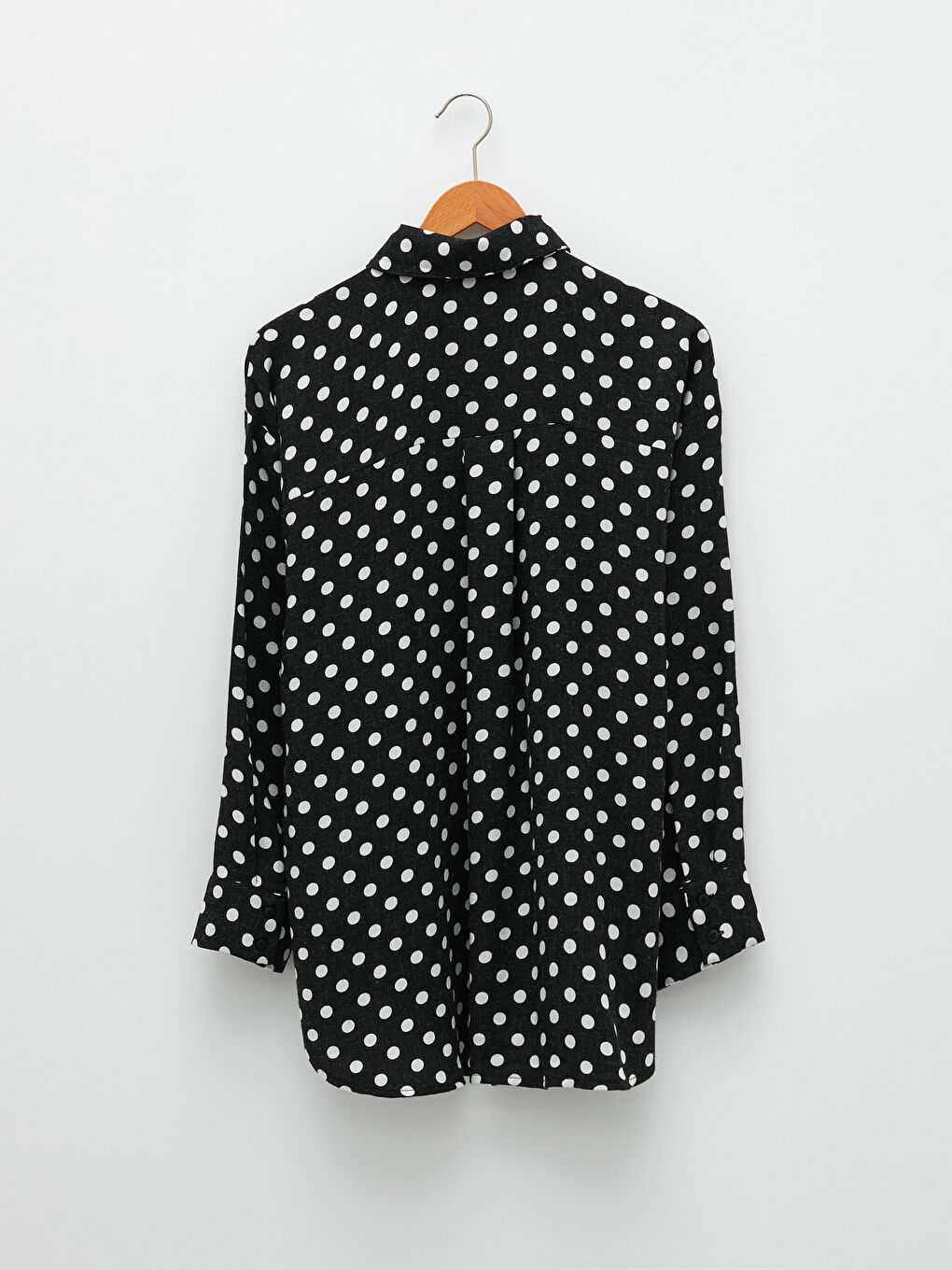 قميص نسائي بأكمام طويلة بنقشة البولكا دوت وإغلاق بأزرار أمامية-6