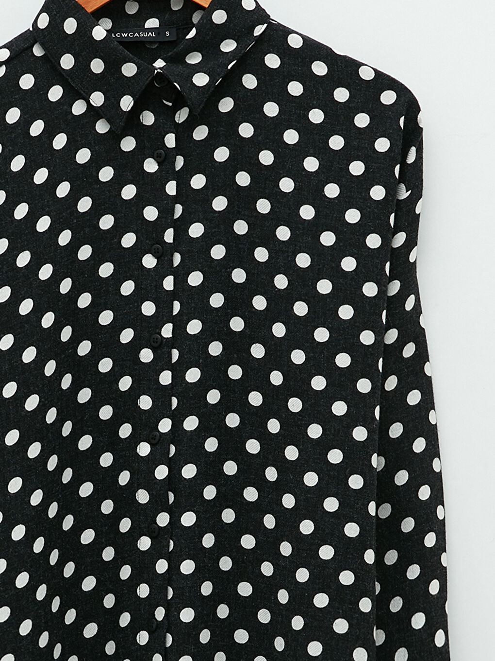 قميص نسائي بأكمام طويلة بنقشة البولكا دوت وإغلاق بأزرار أمامية-7