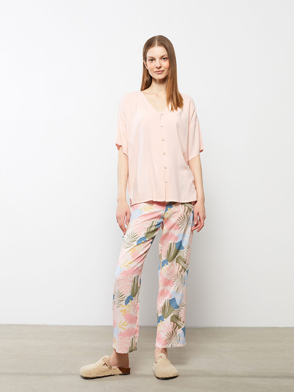 LCW DREAM Ensemble de Pyjama pour Femmes en Viscose à Manches Courtes et Imprimé à Col en V -S2ED63Z8-LSZ
