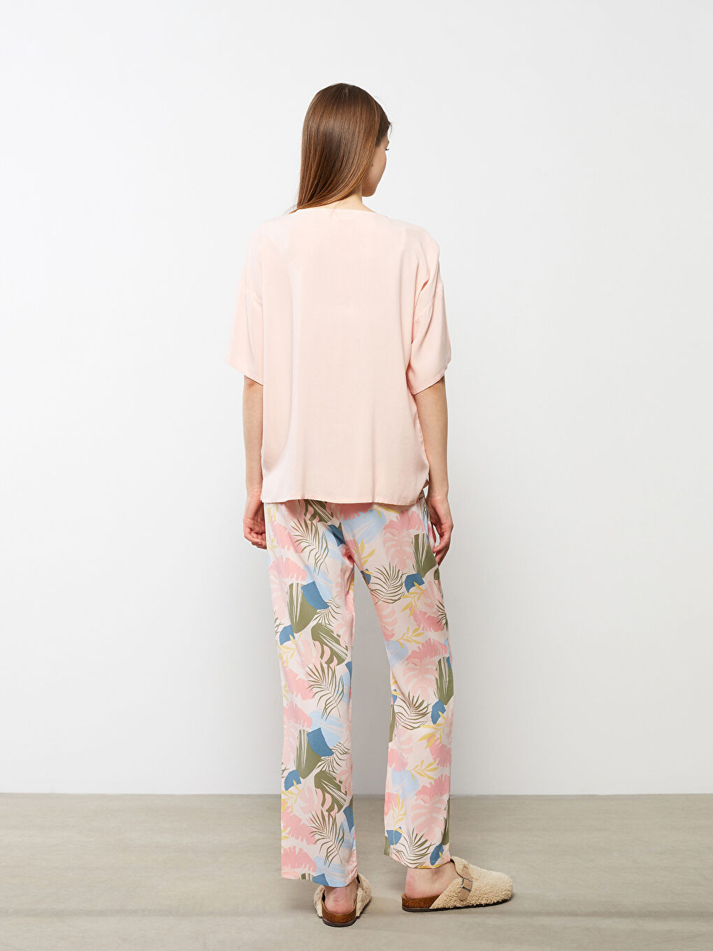 LCW DREAM Ensemble de Pyjama pour Femmes en Viscose à Manches Courtes et Imprimé à Col en V -S2ED63Z8-LSZ