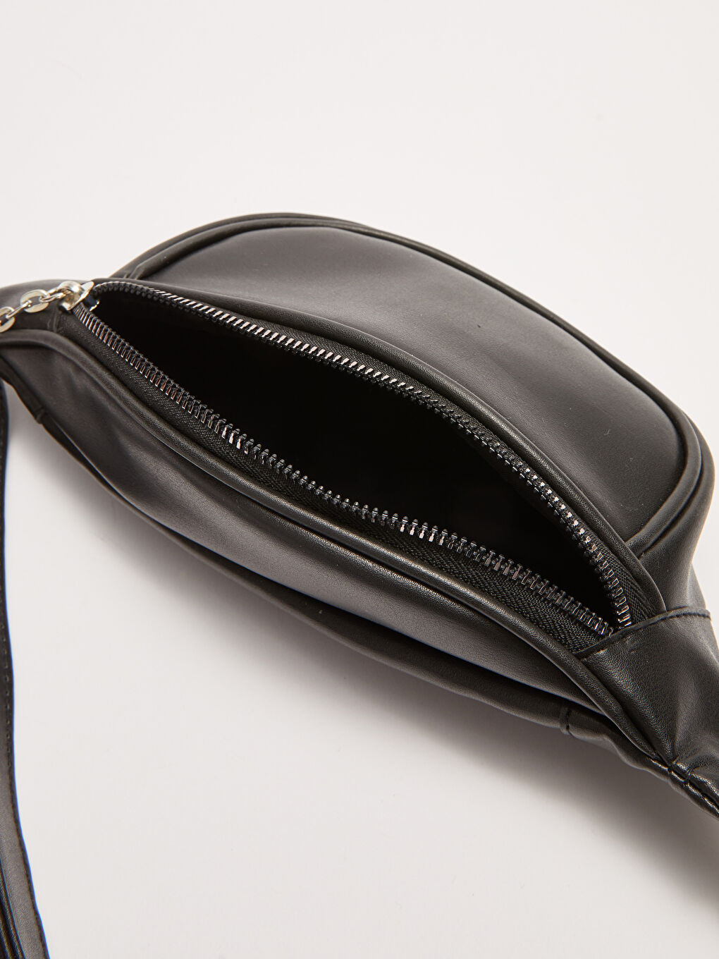 Siyah Deri Görünümlü Zincir Detaylı Kadın Bel Çantası-4