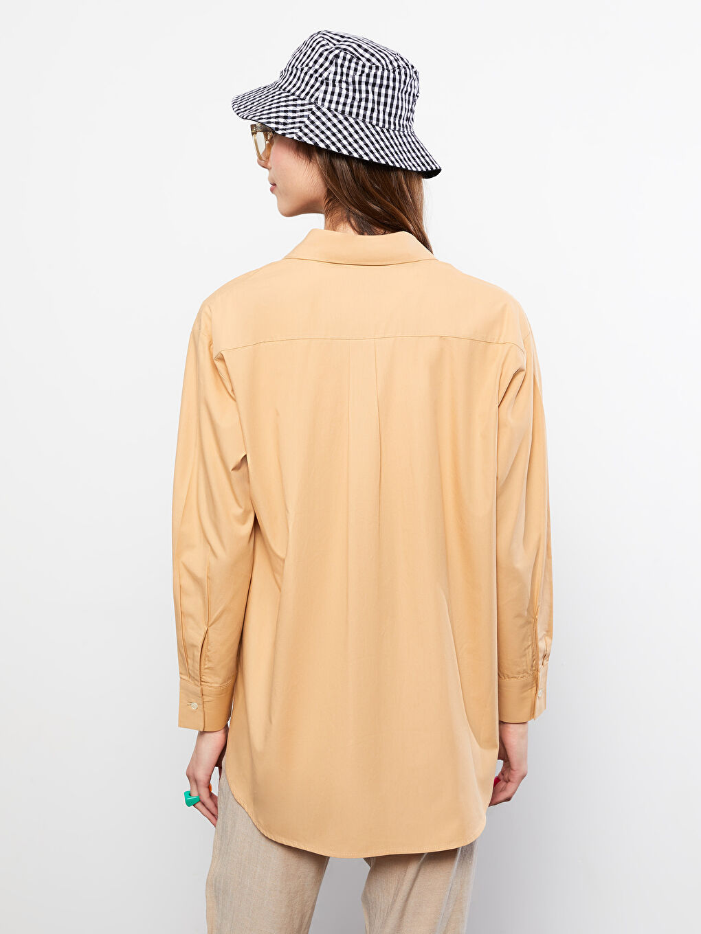 Bej Önden Düğme Kapamalı Düz Uzun Kollu Pamuklu Kadın Gömlek-4