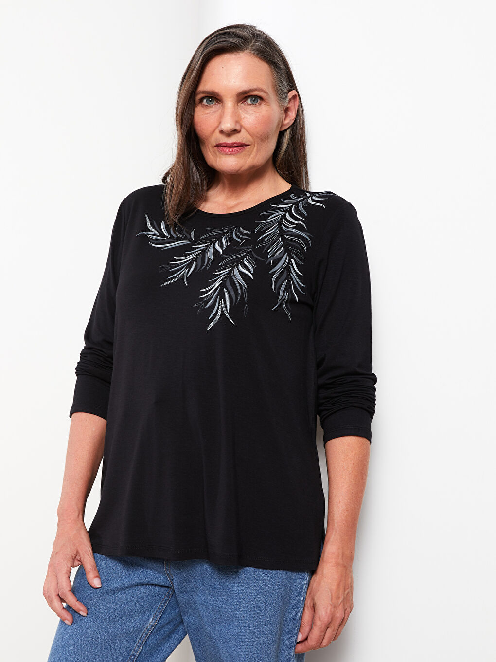 تيشيرت نسائي بأكمام طويلة وياقة دائرية مطبوع-2