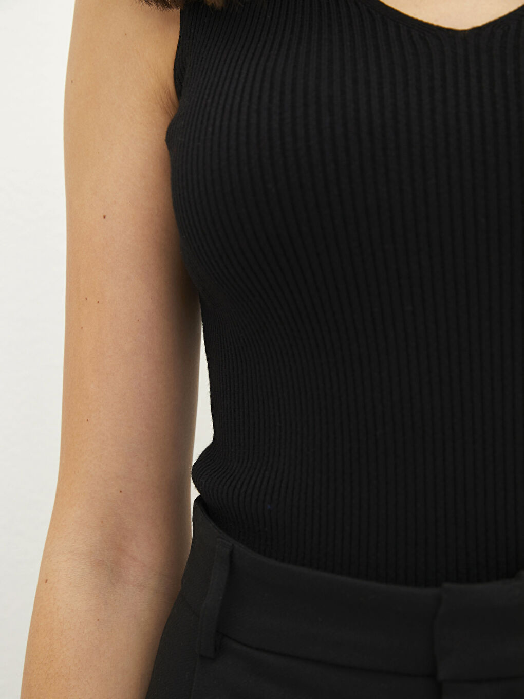 Siyah Kadın V Yaka Düz Kolsuz Triko Kazak-3