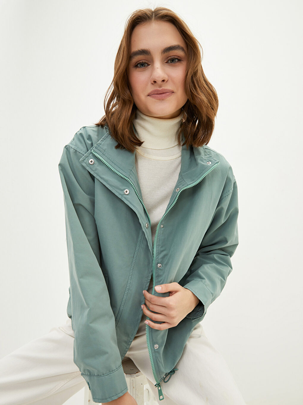 Haki Dik Yaka Düz Uzun Kollu Kadın Mont-1