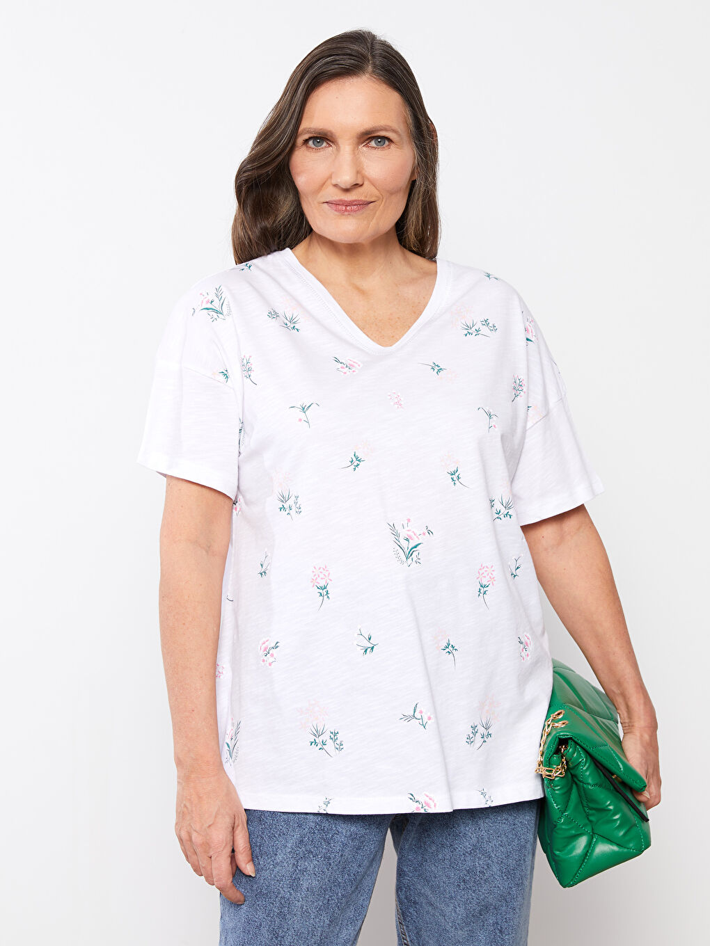 Beyaz V Yaka Çiçekli Kısa Kollu Pamuklu Kadın Tişört-1