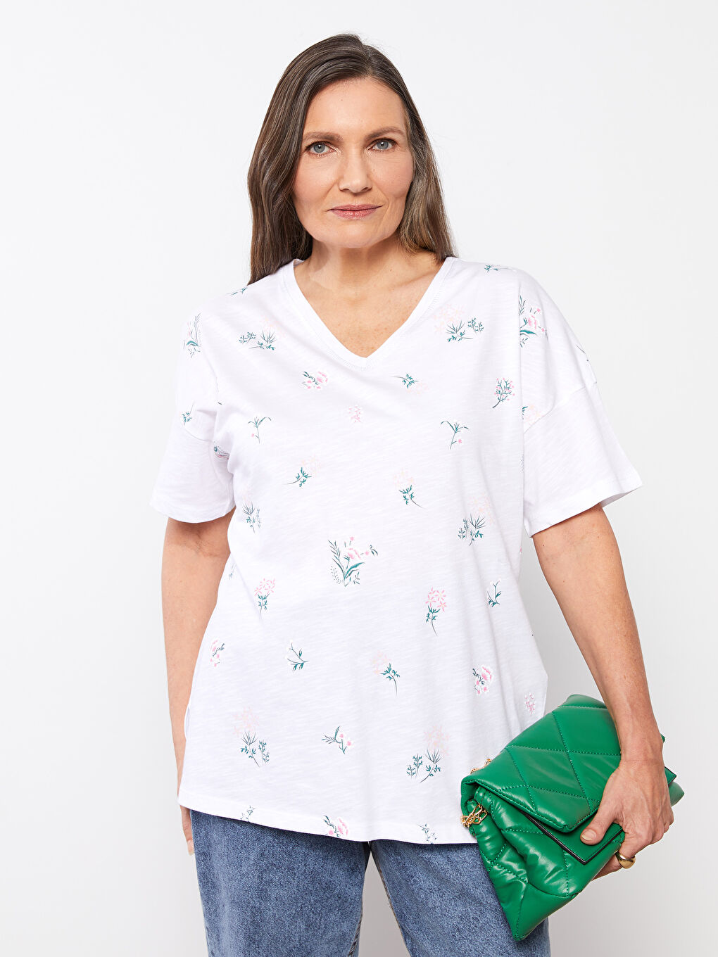 Beyaz V Yaka Çiçekli Kısa Kollu Pamuklu Kadın Tişört-2