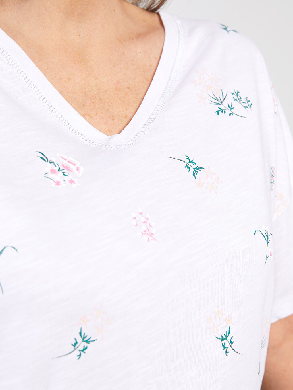 Beyaz V Yaka Çiçekli Kısa Kollu Pamuklu Kadın Tişört-3