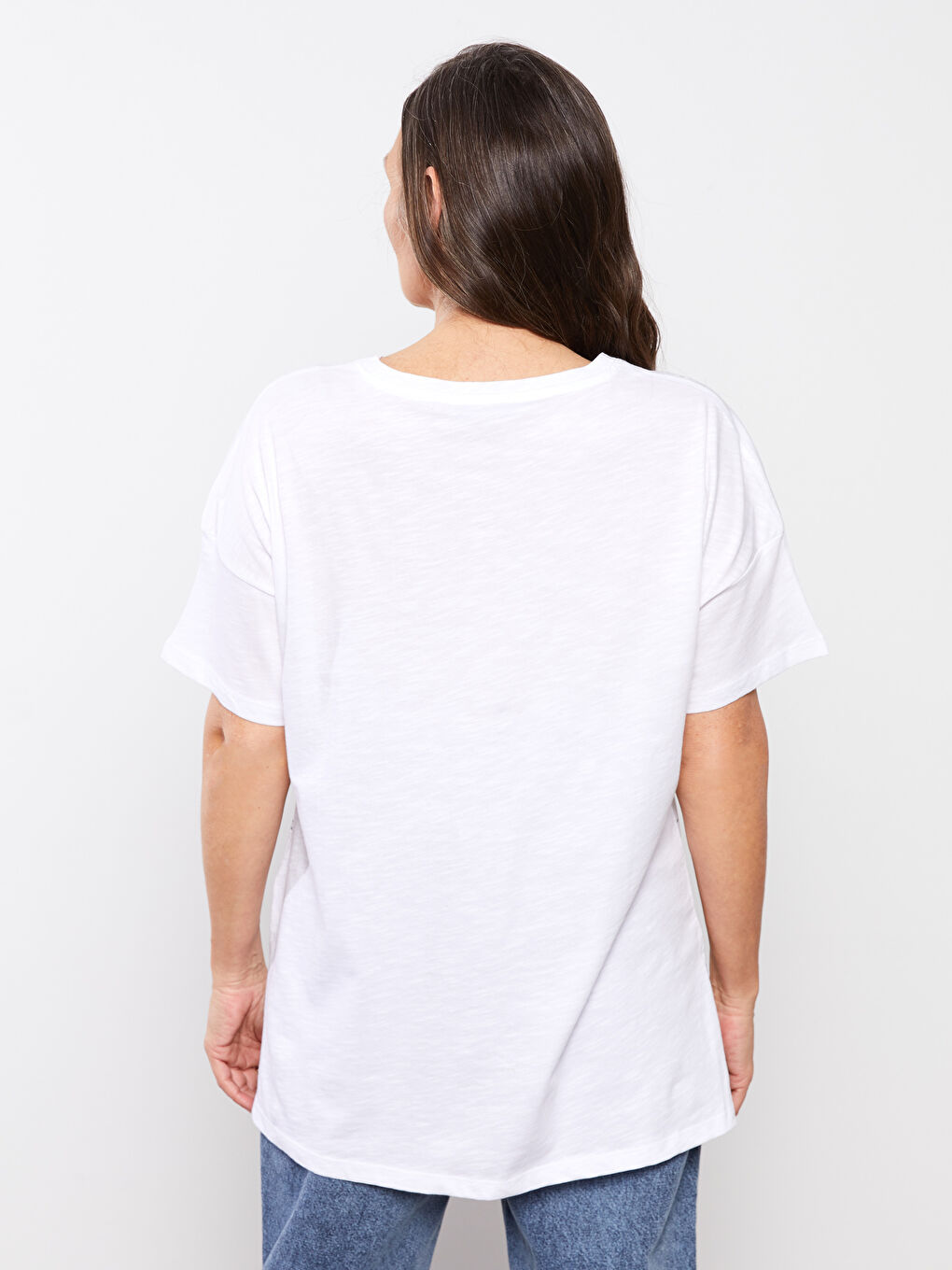 Beyaz V Yaka Çiçekli Kısa Kollu Pamuklu Kadın Tişört-4