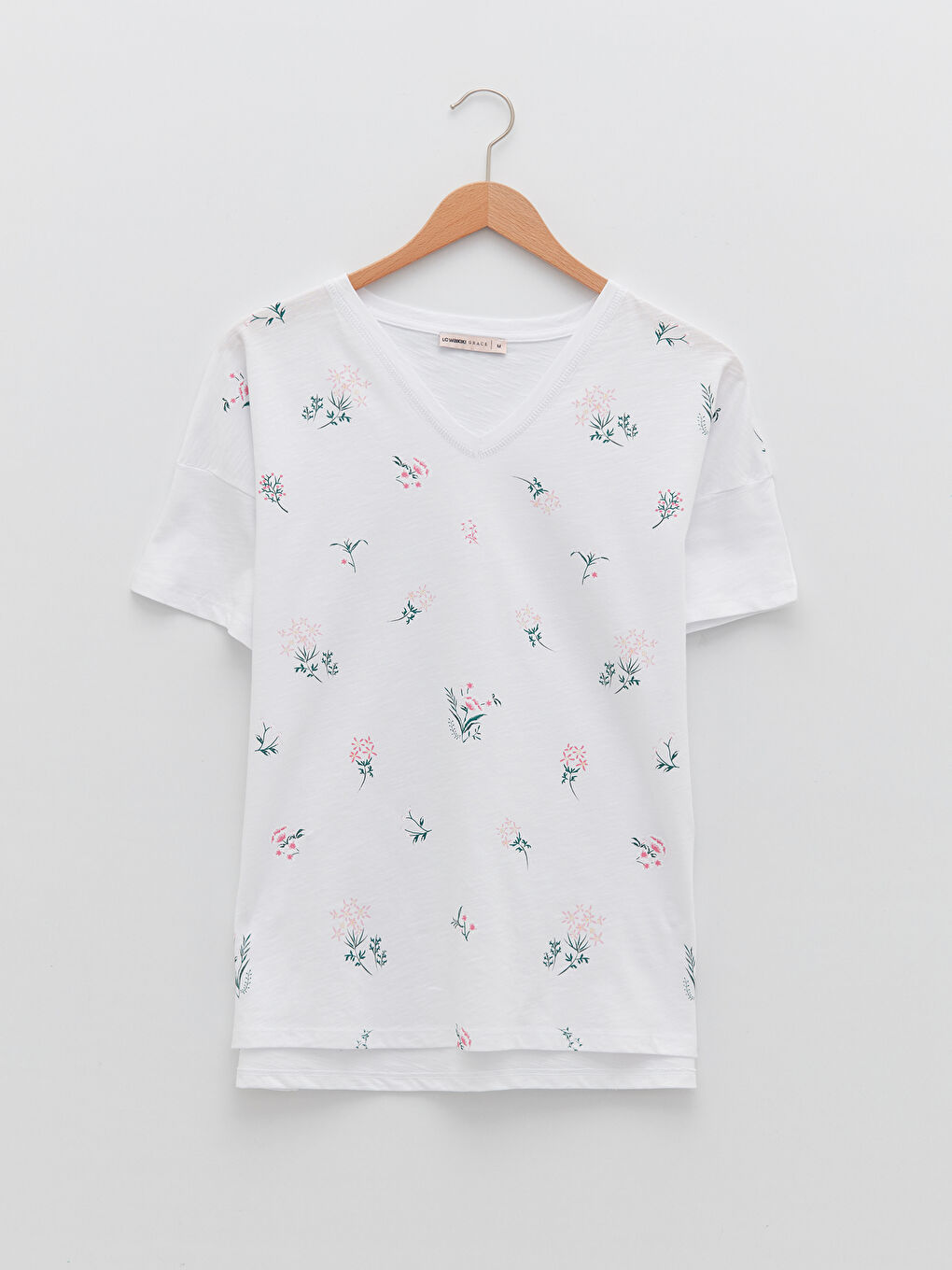 Beyaz V Yaka Çiçekli Kısa Kollu Pamuklu Kadın Tişört-5