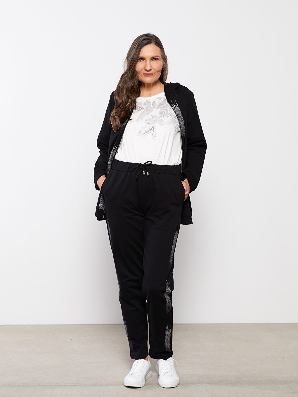 Siyah Beli Lastikli Baskılı Cep Detaylı Kadın Eşofman Altı-1