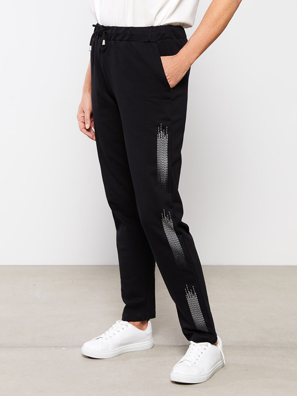 Siyah Beli Lastikli Baskılı Cep Detaylı Kadın Eşofman Altı-2