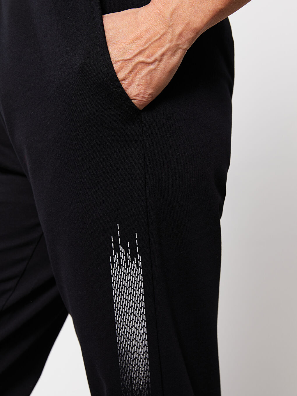 Siyah Beli Lastikli Baskılı Cep Detaylı Kadın Eşofman Altı-4