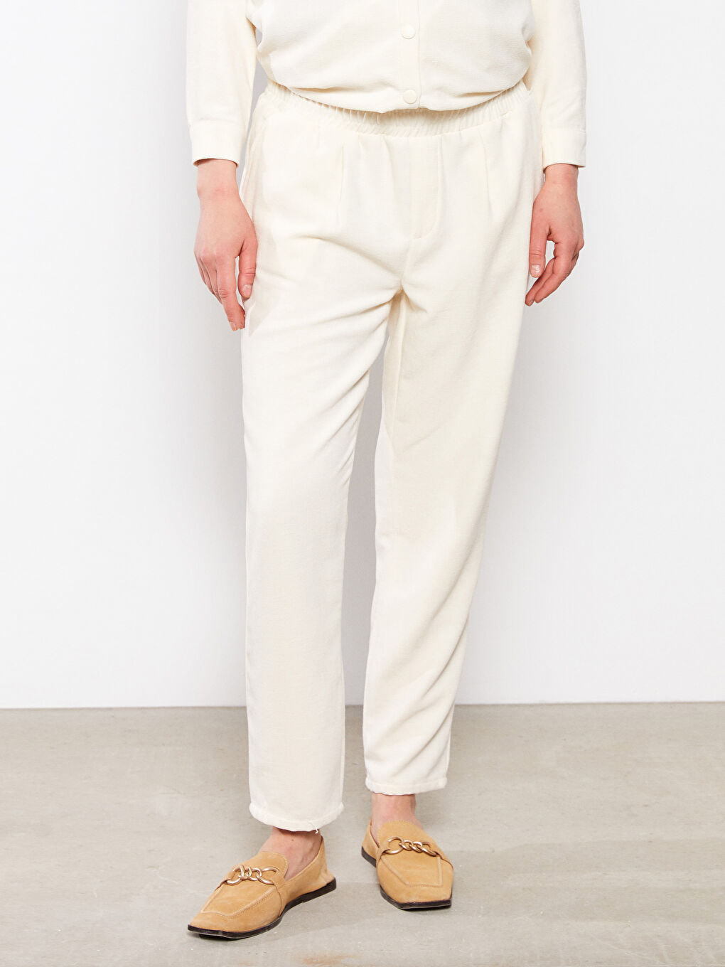 Bej Beli Lastikli Düz Cep Detaylı Kadife Hamile Pantolon-2