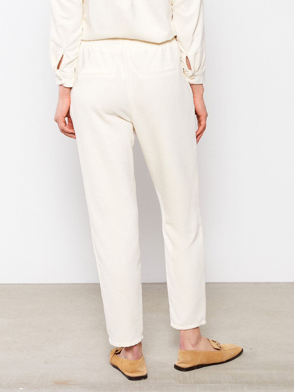 Bej Beli Lastikli Düz Cep Detaylı Kadife Hamile Pantolon-3