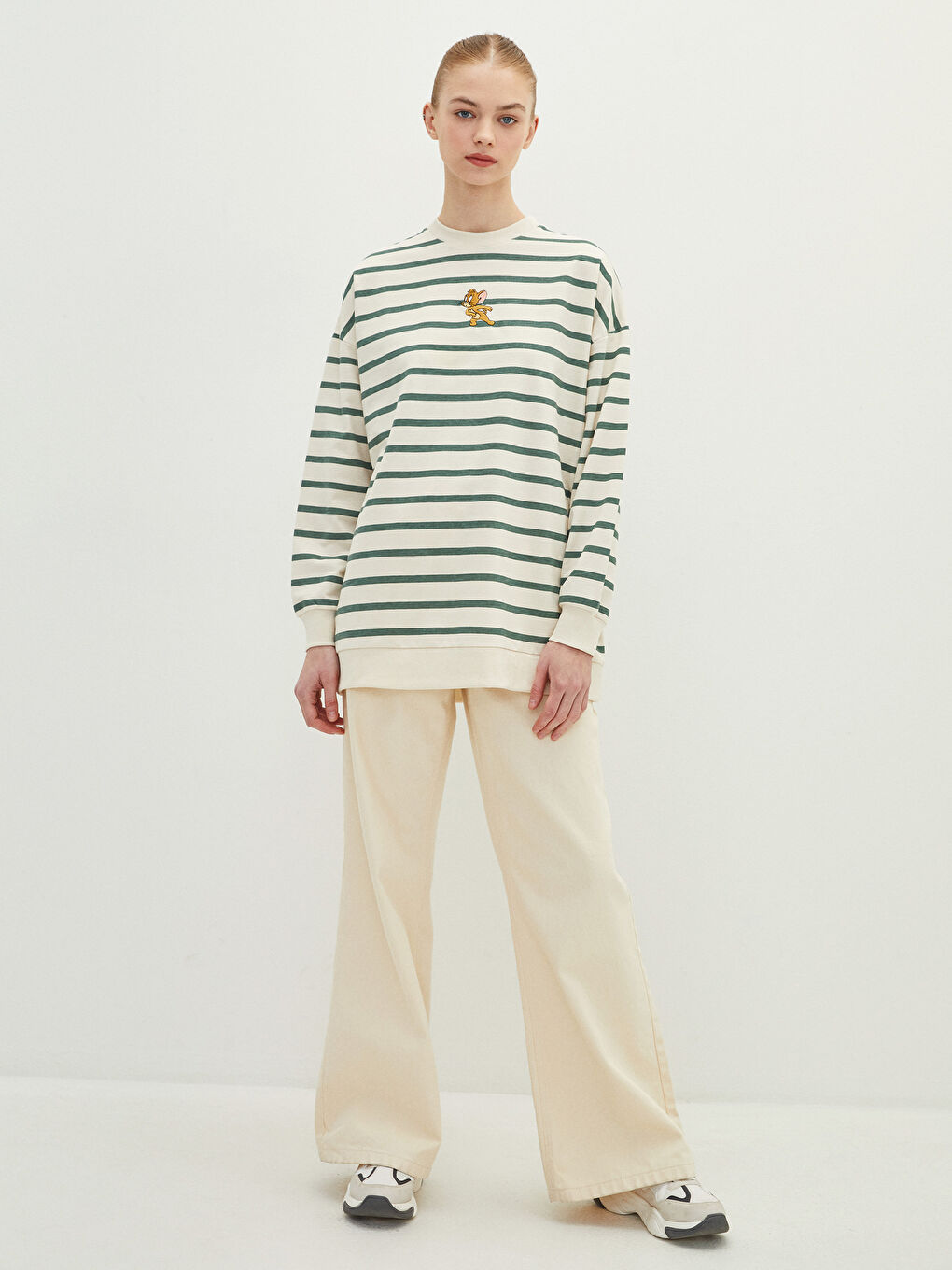 Bej Bisiklet Yaka Çizgili Tom&Jerry Nakışlı Uzun Kollu Kadın Sweatshirt Tunik-1