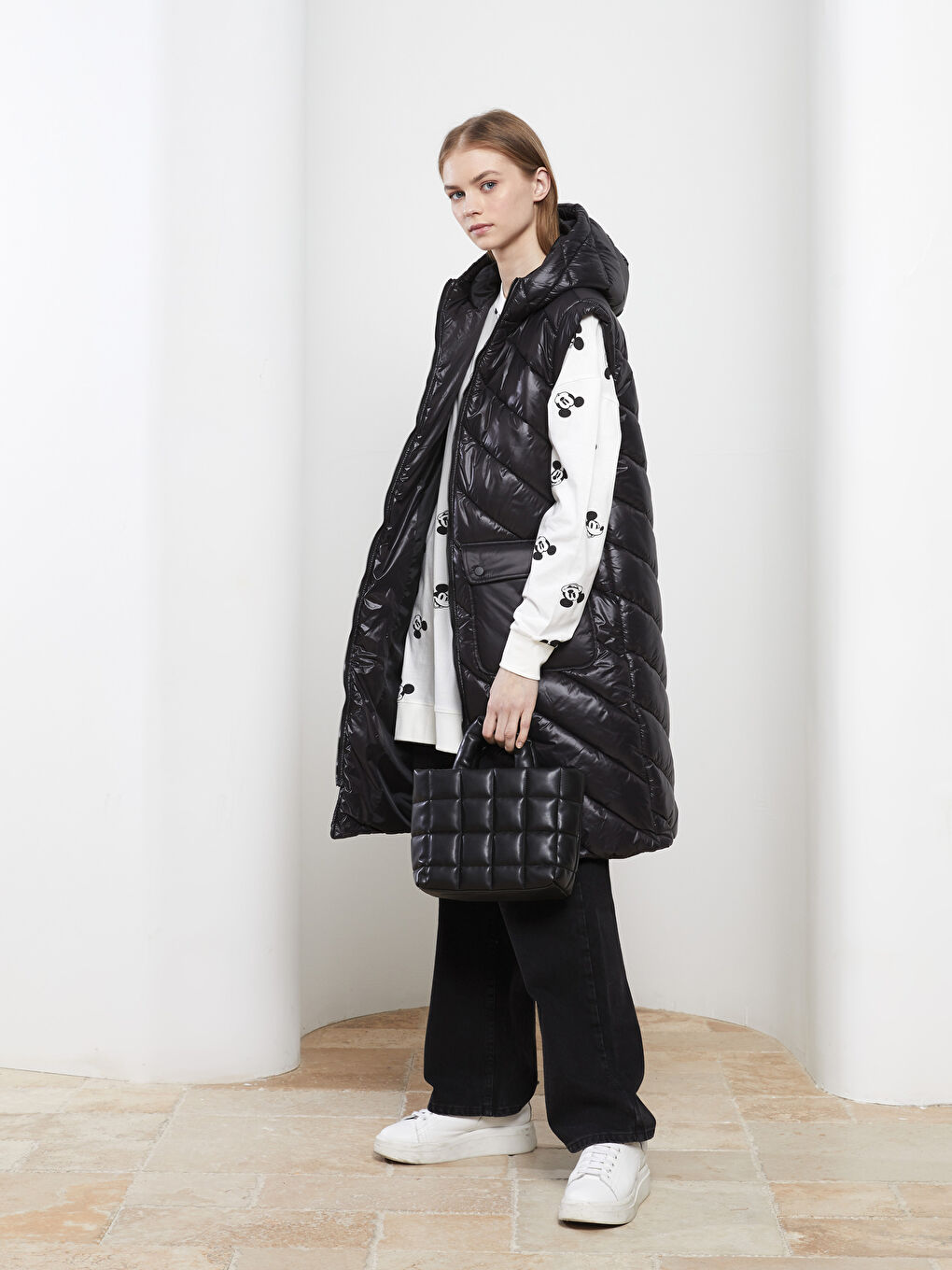 Siyah Kapüşonlu Düz Oversize Kadın Şişme Yelek