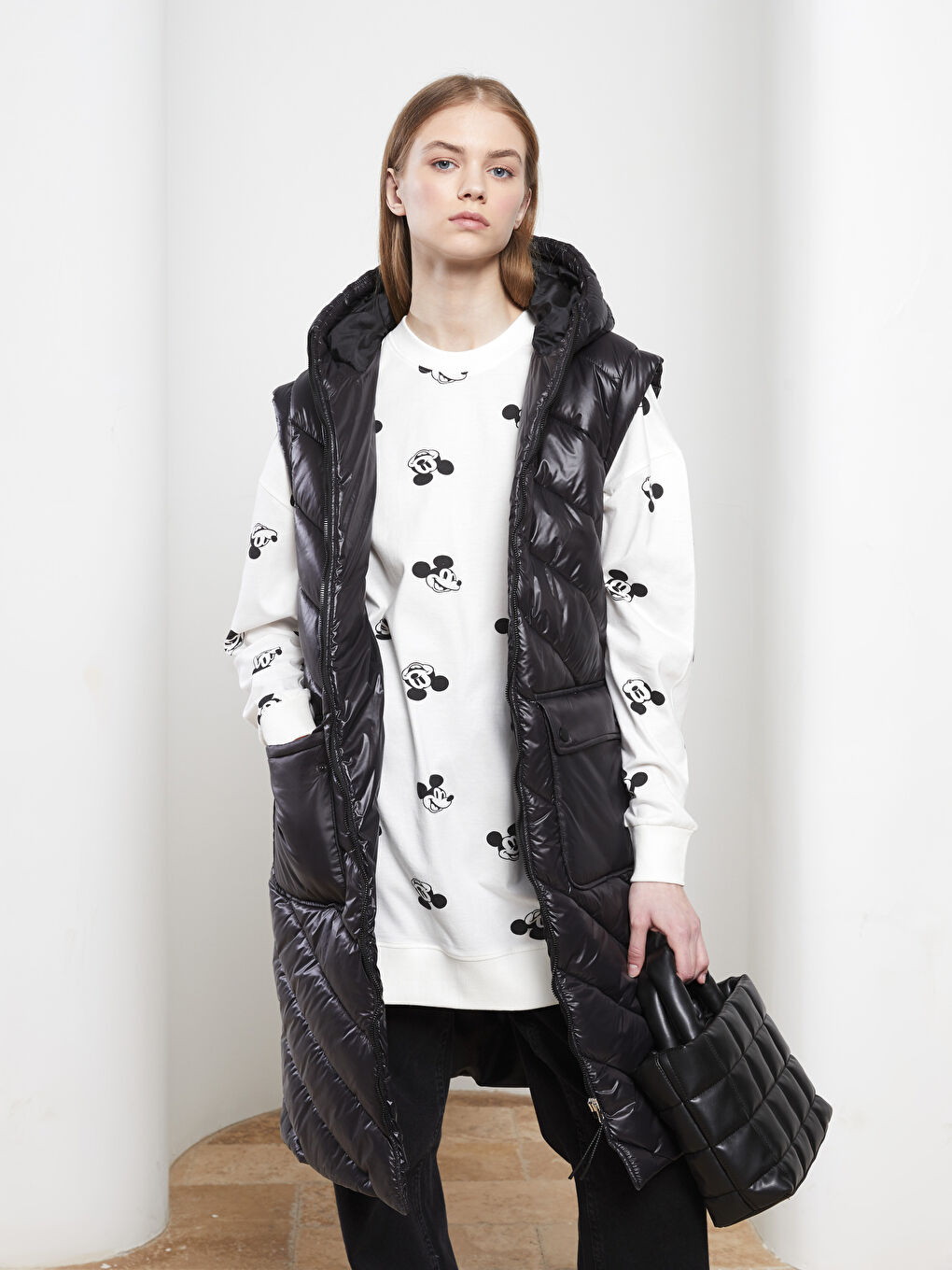 Siyah Kapüşonlu Düz Oversize Kadın Şişme Yelek-1