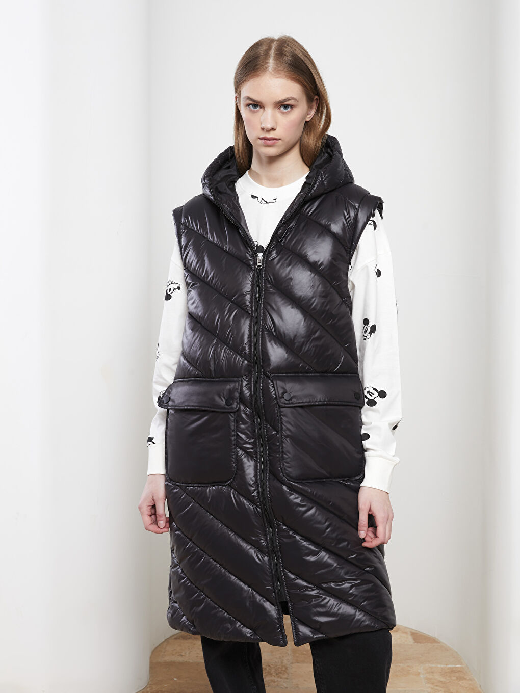 Siyah Kapüşonlu Düz Oversize Kadın Şişme Yelek-2