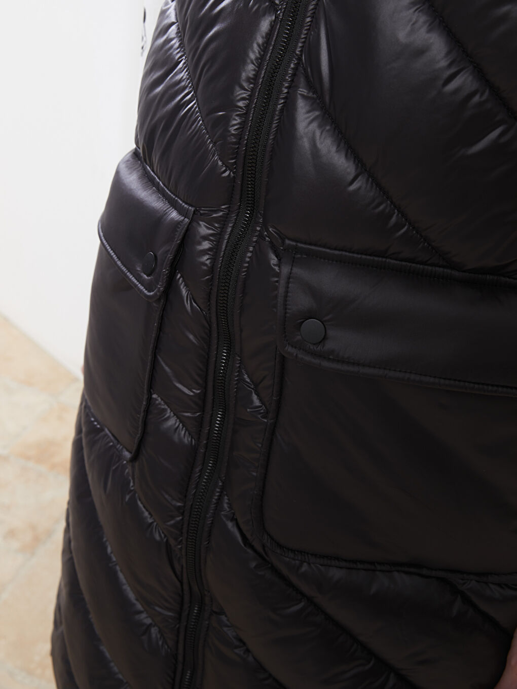 Siyah Kapüşonlu Düz Oversize Kadın Şişme Yelek-4