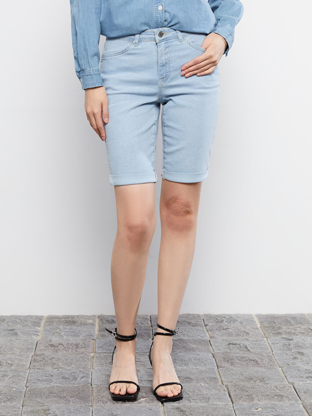 Standard Fit Straight Pocket Detailed Women's Rodeo Jean Shorts -S2EN79Z8-311