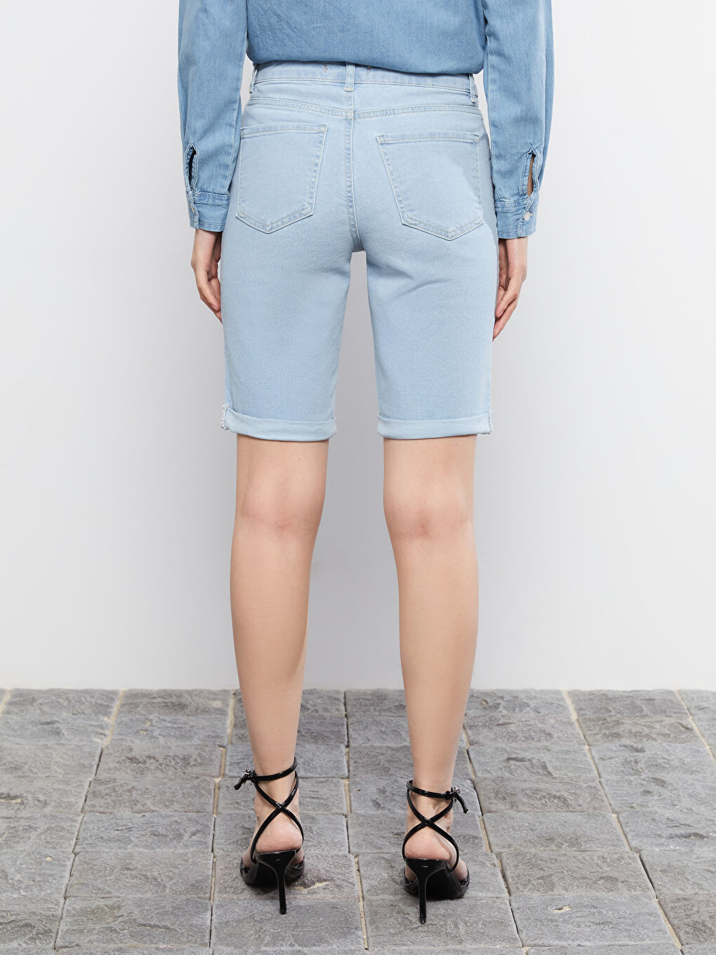 Standard Fit Straight Pocket Detailed Women's Rodeo Jean Shorts -S2EN79Z8-311