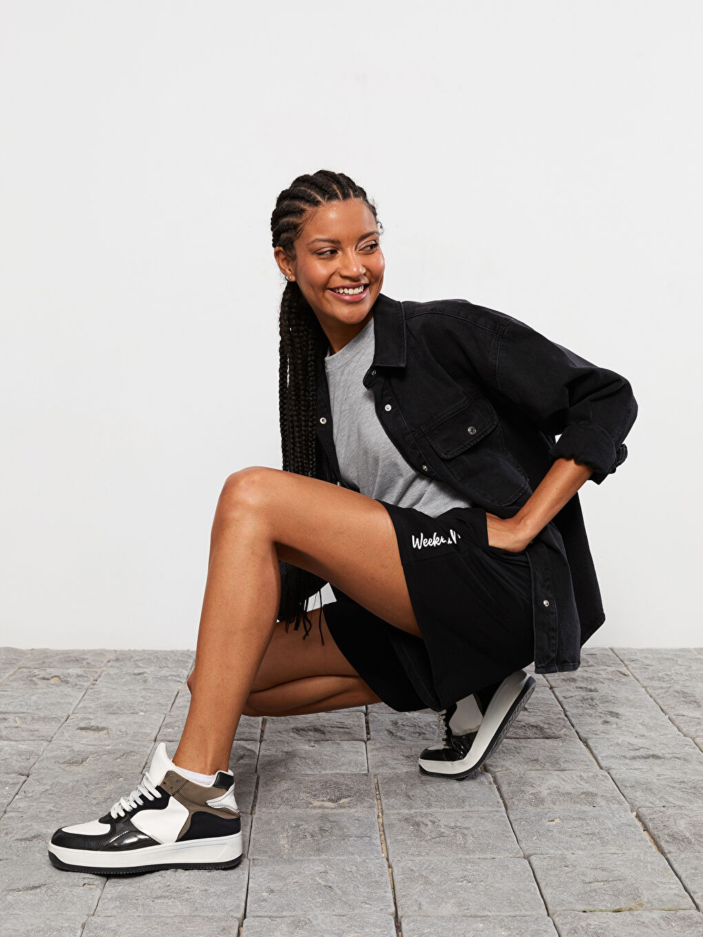 Siyah Beli Lastikli Baskılı Kadın Şort-1