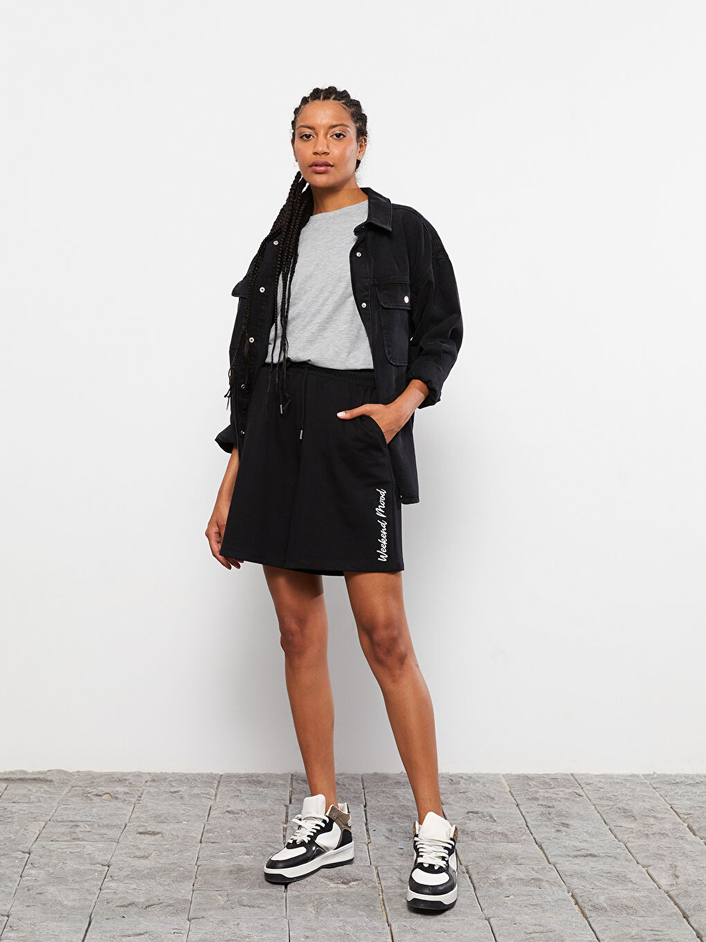 Siyah Beli Lastikli Baskılı Kadın Şort-2