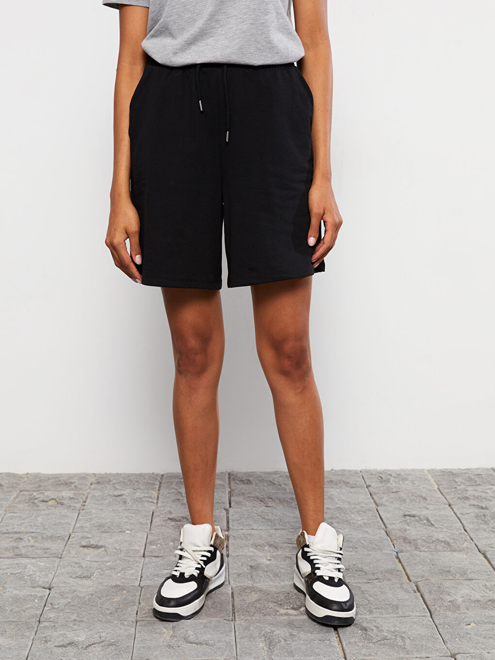 Siyah Beli Lastikli Baskılı Kadın Şort-3