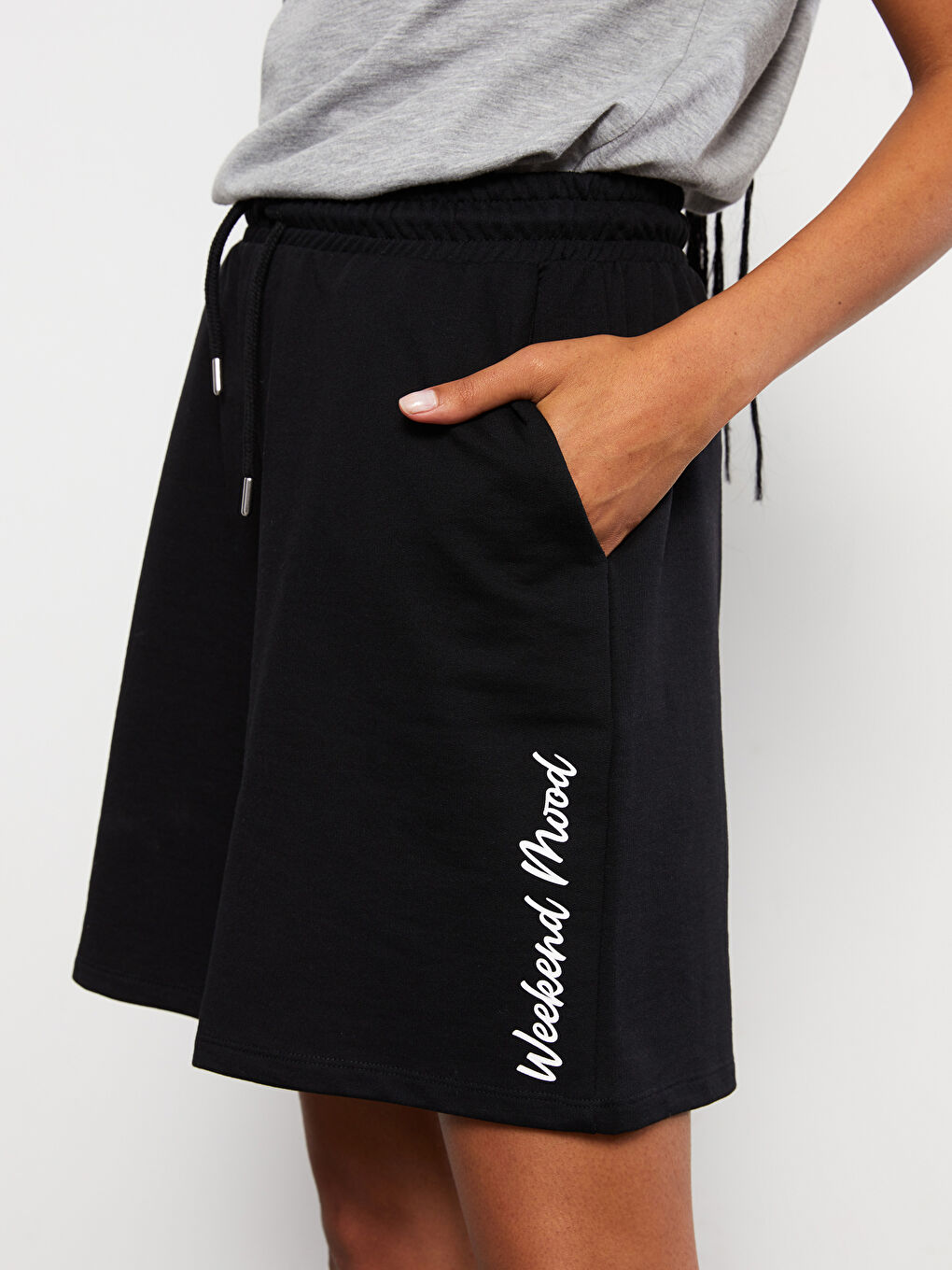 Siyah Beli Lastikli Baskılı Kadın Şort-4