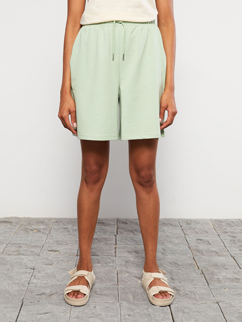 Yeşil Beli Lastikli Baskılı Kadın Şort-3